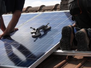 RT Solar SP técnicos instalando placa solar